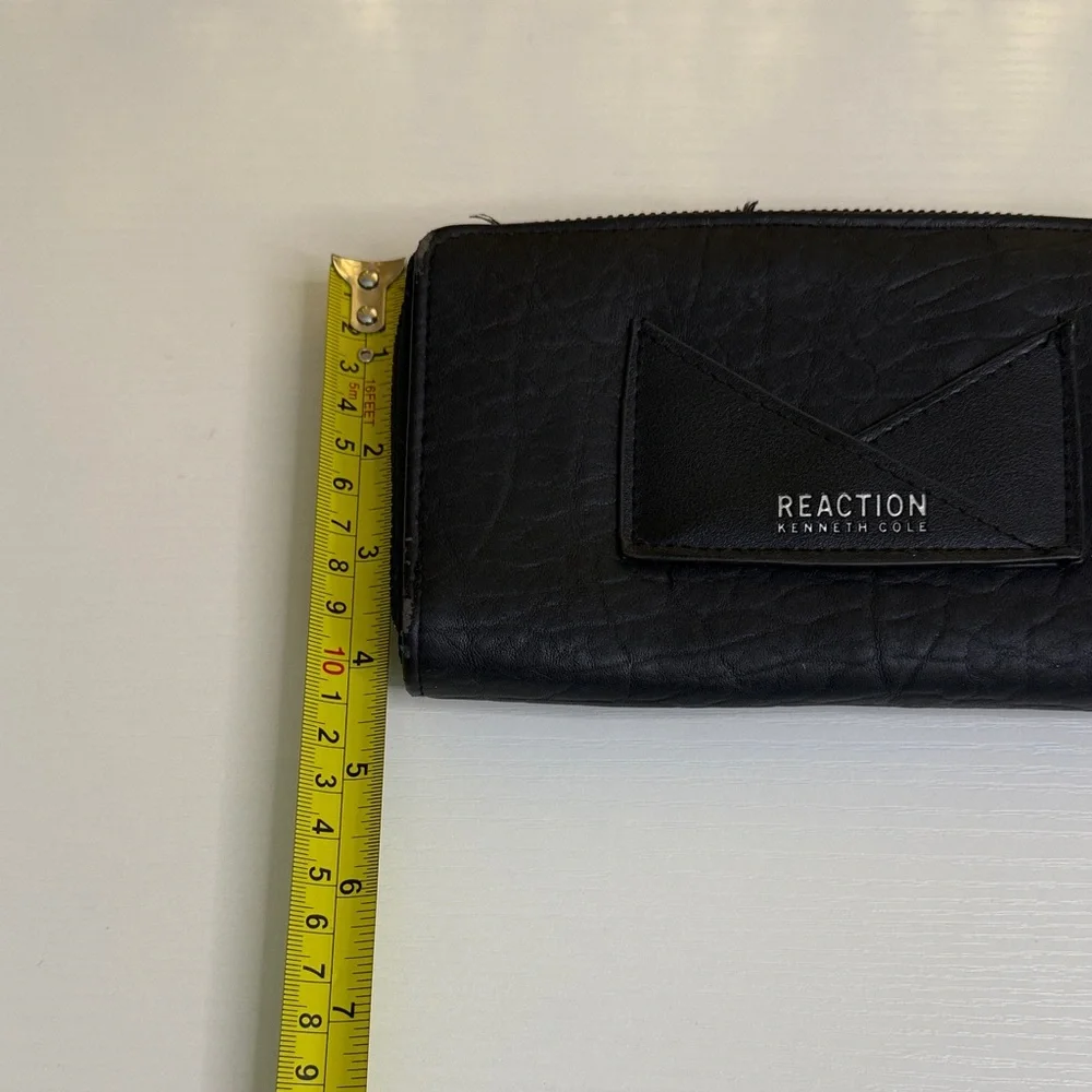 Kenneth Cole Reaction sleek black